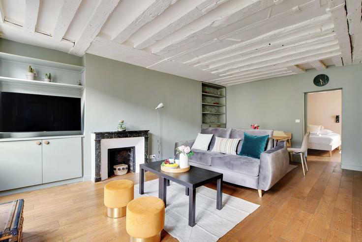 Salle de séjour élégante avec mobilier moderne dans un appartement à Building Rue du Vertbois - checkmyguest - 1351046 à 3rd arrondissement, Paris