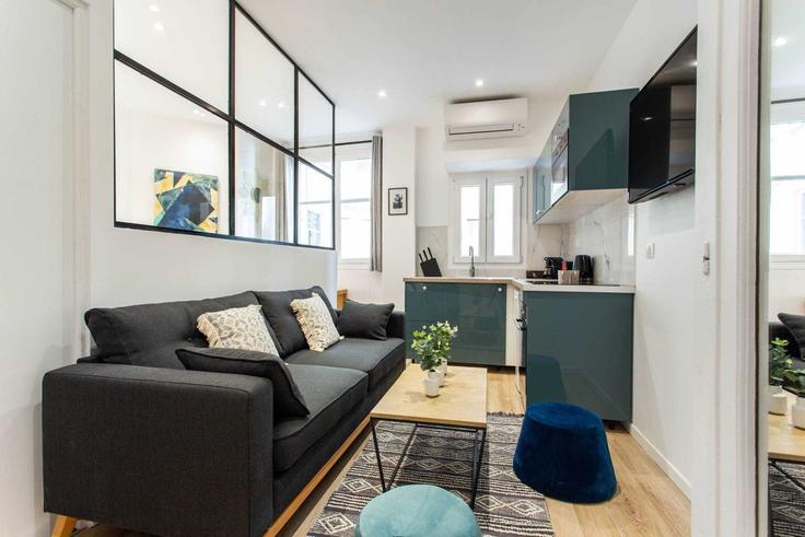 Elegante sala de estar con mobiliario moderno en un apartamento en Building Passage Doisy - checkmyguest - 1350968 en 17th arrondissement, Paris