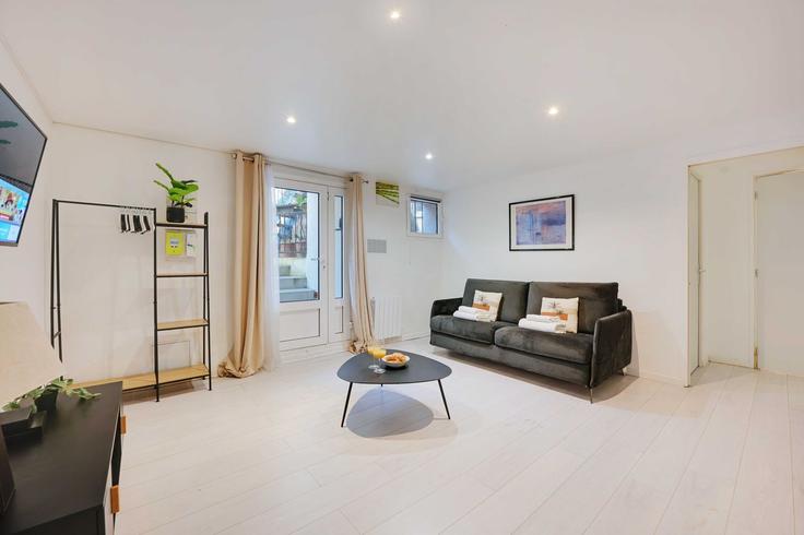 Le Kremlin-Bicêtre Le Kremlin-BicêtreのBuilding Avenue Eugène Thomas - checkmyguest - 1351154のアパートメントにある、モダンな家具を備えたエレガントなデザインのリビングルーム