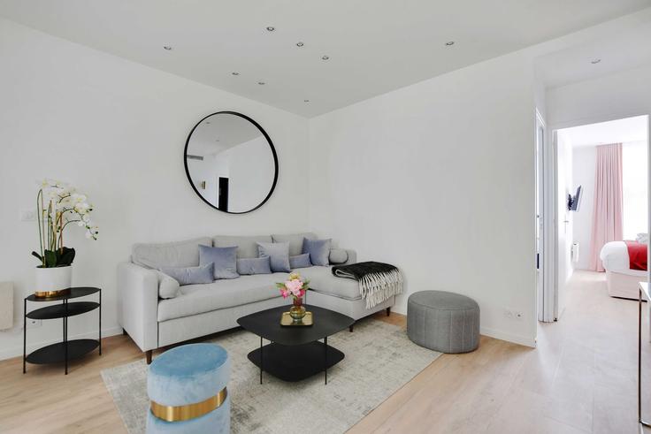 Sala de estar elegantemente projetada com móveis modernos em um apartamento no Building Rue Saint Denis - checkmyguest - 1350524 em 2nd arrondissement, Paris