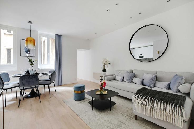 Elegant gestaltetes Wohnzimmer mit moderner Einrichtung in einer Wohnung im Building Rue Saint Denis - checkmyguest - 1350524 in 2nd arrondissement, Paris