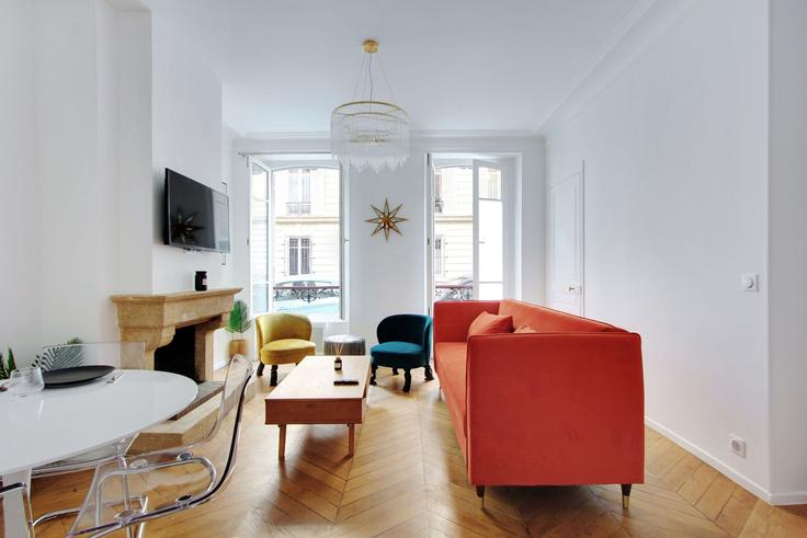 Paris 8th arrondissementのBuilding Rue de Vézelay - checkmyguest - 1351010のアパートメントにある、モダンな家具を備えたエレガントなデザインのリビングルーム