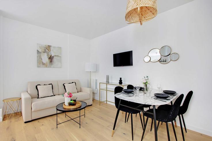 Elegant gestaltetes Wohnzimmer mit moderner Einrichtung in einer Wohnung im Building Rue Montcalm - checkmyguest - 1350901 in 18th arrondissement, Paris