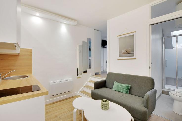 Paris 17th arrondissementのBuilding Avenue Niel - checkmyguest - 1351069のアパートメントにある、モダンな家具を備えたエレガントなデザインのリビングルーム Paris 17th arrondissementのBuilding Avenue Niel - checkmyguest - 1351069のアパートメントにある、モダンな家具を備えたエレガントなデザインのリビングルーム