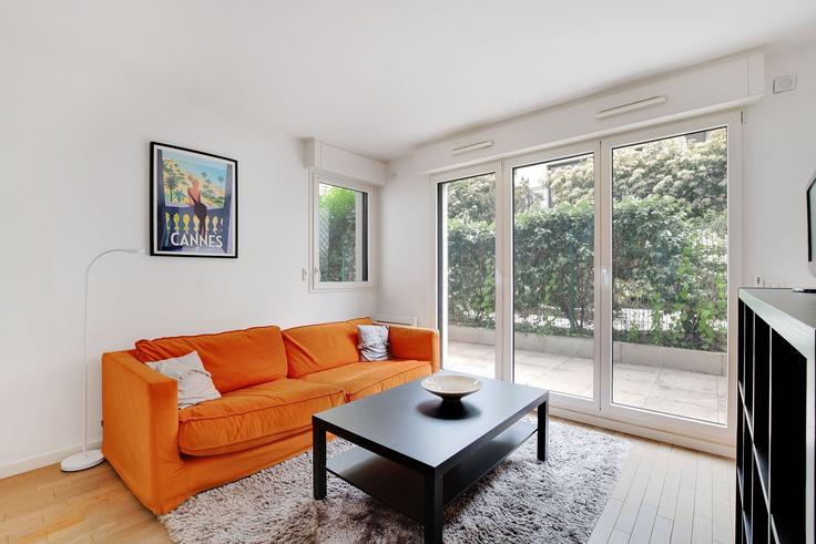 Salle de séjour élégante avec mobilier moderne dans un appartement à Building Rue Victor Hugo - checkmyguest - 1350942 à Courbevoie, Courbevoie