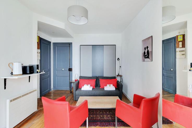 Elegant gestaltetes Wohnzimmer mit moderner Einrichtung in einer Wohnung im Building Rue de Meaux - checkmyguest - 1351005 in 19th arrondissement, Paris