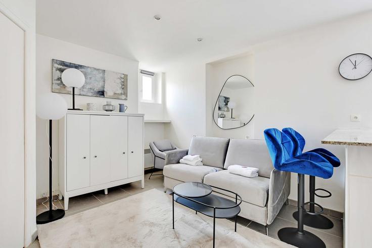 Sala de estar elegantemente projetada com móveis modernos em um apartamento no Building Rue de Lévis - checkmyguest - 1348106 em 17th arrondissement, Paris