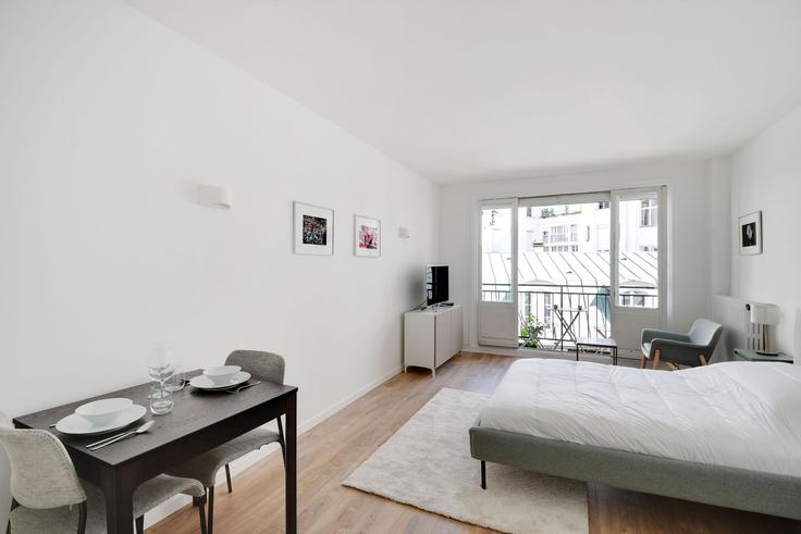 Sala de estar elegantemente projetada com móveis modernos em um apartamento no Building Rue Chalgrin - checkmyguest - 1348542 em 16th arrondissement, Paris