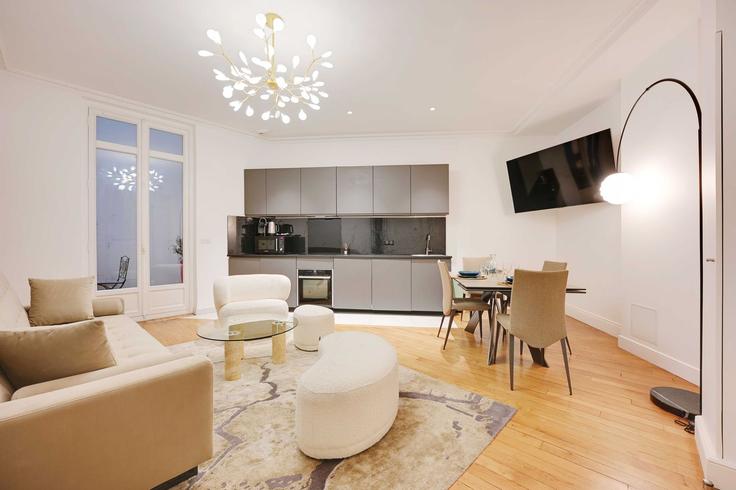 Building Avenue Victor Hugo - checkmyguest - 1348039 adresindeki bir dairede modern mobilyalarla zarif bir şekilde tasarlanmış oturma odası 16th arrondissement, Paris