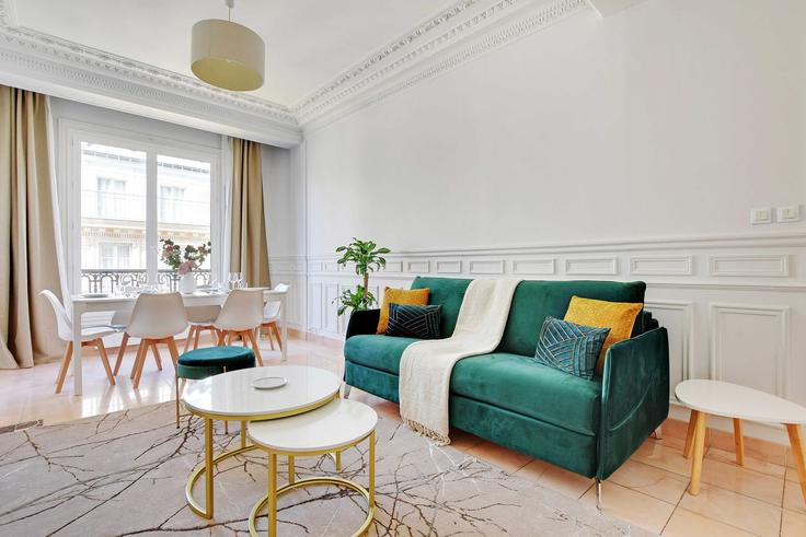 Elegante sala de estar con mobiliario moderno en un apartamento en Building Rue Rambuteau - checkmyguest - 1347991 en 4th arrondissement, Paris