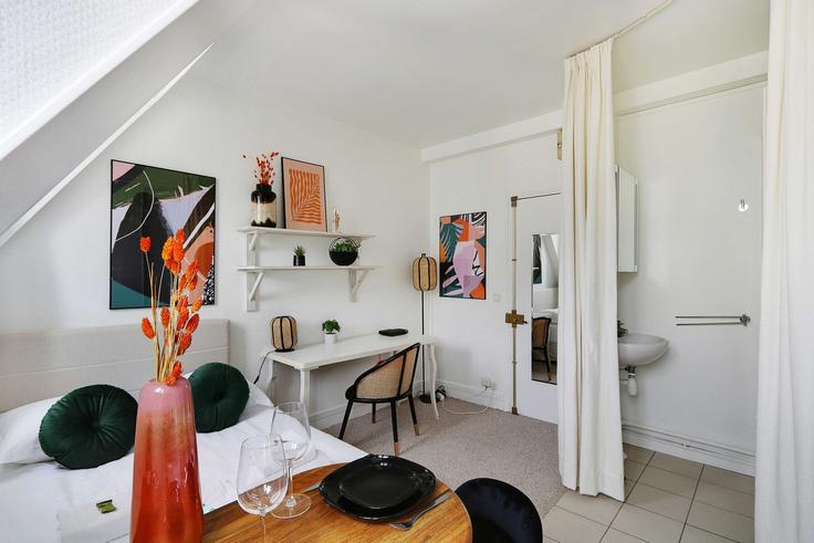 Elegante sala de estar con mobiliario moderno en un apartamento en Building Avenue Henri Martin - checkmyguest - 1348059 en 16th arrondissement, Paris