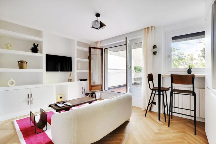 Sala de estar elegantemente projetada com móveis modernos em um apartamento no Building Boulevard de Beauséjour - checkmyguest - 1348066 em 16th arrondissement, Paris