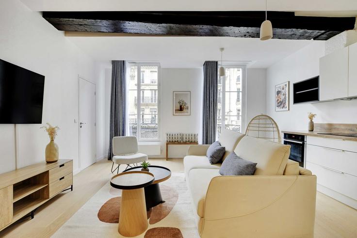Salle de séjour élégante avec mobilier moderne dans un appartement à Building Rue aux Ours - checkmyguest - 1350637 à 3rd arrondissement, Paris