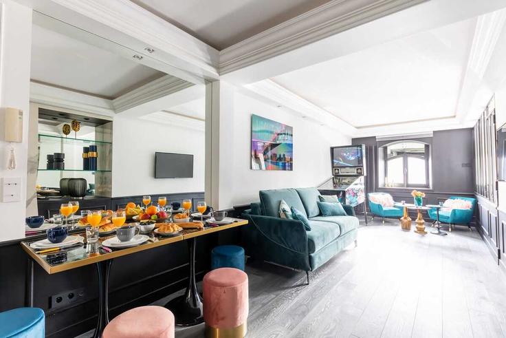 Elegante sala de estar con mobiliario moderno en un apartamento en Building Place du Maréchal Juin - checkmyguest - 1350121 en 17th arrondissement, Paris
