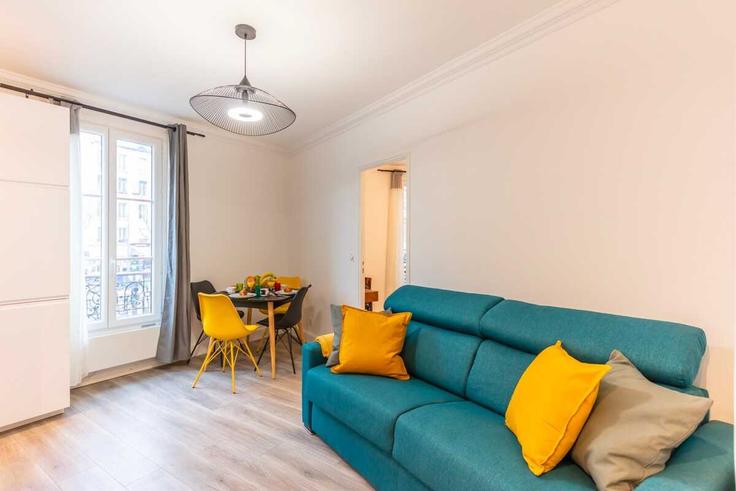 Salle de séjour élégante avec mobilier moderne dans un appartement à Building Boulevard de Charonne - checkmyguest - 1350141 à 11th arrondissement, Paris