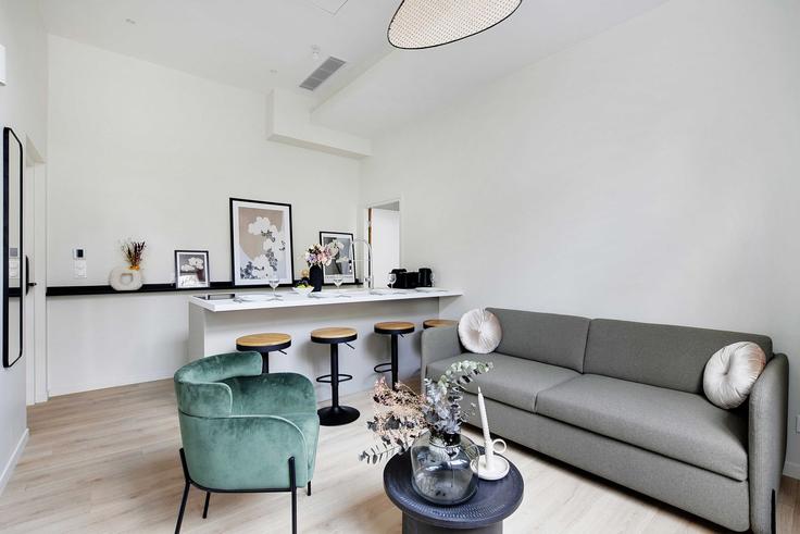 Elegante sala de estar con mobiliario moderno en un apartamento en Building Rue de Javel - checkmyguest - 1350372 en 15th arrondissement, Paris