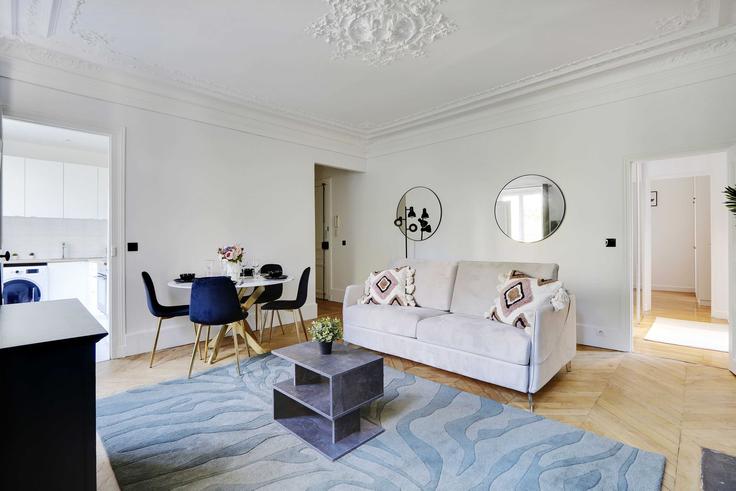 Sala de estar elegantemente projetada com móveis modernos em um apartamento no Building Rue Nollet - checkmyguest - 1350733 em 17th arrondissement, Paris