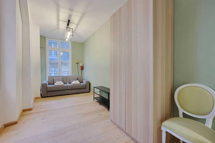 Elegante sala de estar con mobiliario moderno en un apartamento en Building Rue Saint-Bon - checkmyguest - 1348116 en 4th arrondissement, Paris