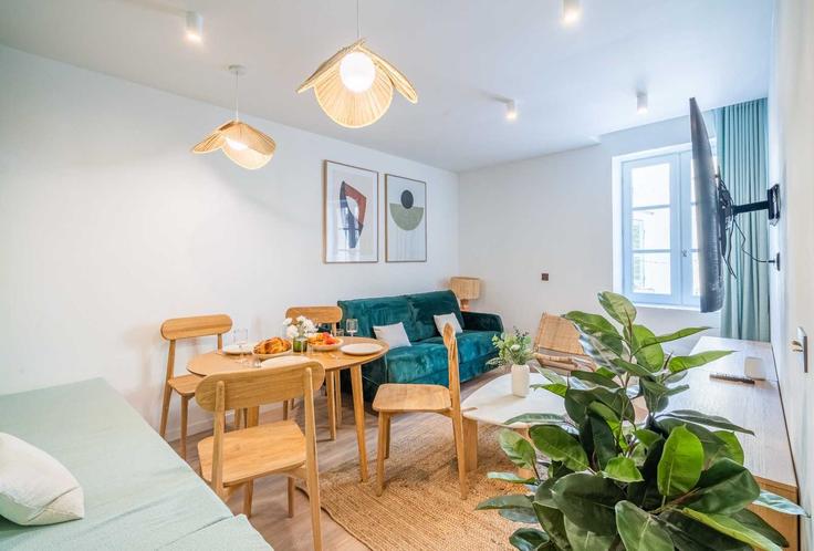 Elegante sala de estar con mobiliario moderno en un apartamento en Building Rue des Feniers - checkmyguest - 1350548 en Saint-Tropez, Saint-Tropez