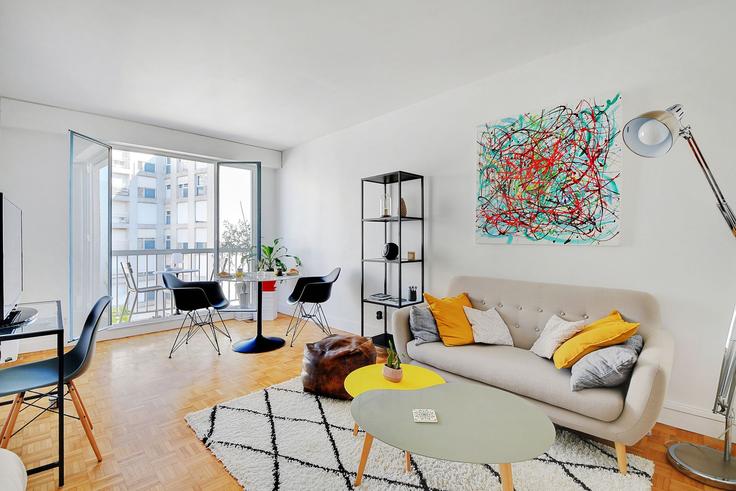 Elegant gestaltetes Wohnzimmer mit moderner Einrichtung in einer Wohnung im Building Rue Dupleix - checkmyguest - 1348119 in 15th arrondissement, Paris Elegant gestaltetes Wohnzimmer mit moderner Einrichtung in einer Wohnung im Building Rue Dupleix - checkmyguest - 1348119 in 15th arrondissement, Paris