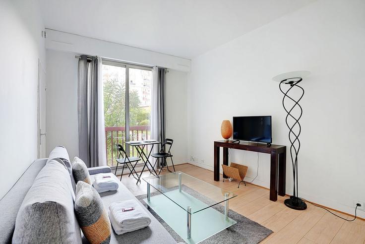Elegante sala de estar con mobiliario moderno en un apartamento en Building Quai de Jemmapes - checkmyguest - 1348108 en 10th arrondissement, Paris