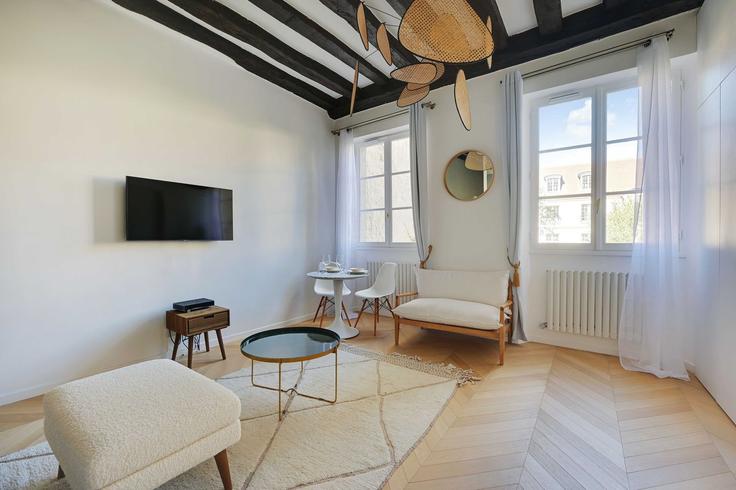 Elegant gestaltetes Wohnzimmer mit moderner Einrichtung in einer Wohnung im Building Rue des Rosiers - checkmyguest - 1348003 in 3rd arrondissement, Paris Elegant gestaltetes Wohnzimmer mit moderner Einrichtung in einer Wohnung im Building Rue des Rosiers - checkmyguest - 1348003 in 3rd arrondissement, Paris