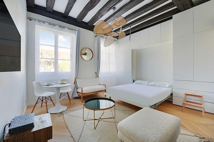 Sala de estar elegantemente projetada com móveis modernos em um apartamento no Building Rue des Rosiers - checkmyguest - 1348003 em 3rd arrondissement, Paris