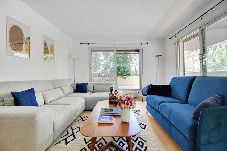 Sala de estar elegantemente projetada com móveis modernos em um apartamento no Building Avenue Paul Déroulède - checkmyguest - 1351137 em 15th arrondissement, Paris Sala de estar elegantemente projetada com móveis modernos em um apartamento no Building Avenue Paul Déroulède - checkmyguest - 1351137 em 15th arrondissement, Paris