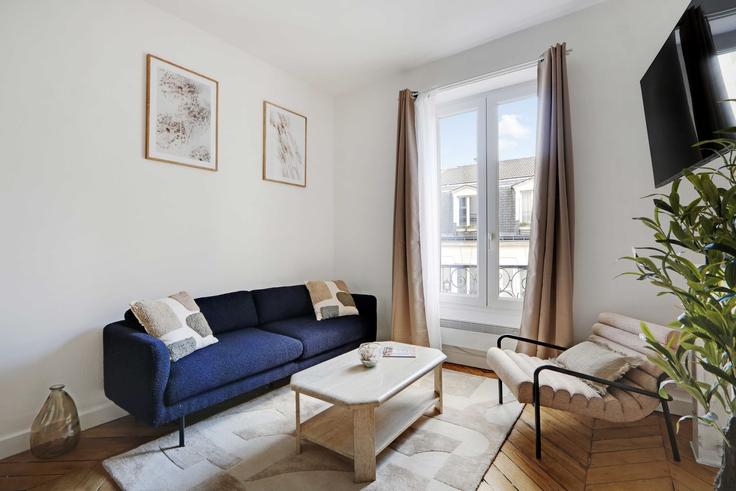 Elegante sala de estar con mobiliario moderno en un apartamento en Building Boulevard Voltaire - checkmyguest - 1348107 en 11th arrondissement, Paris