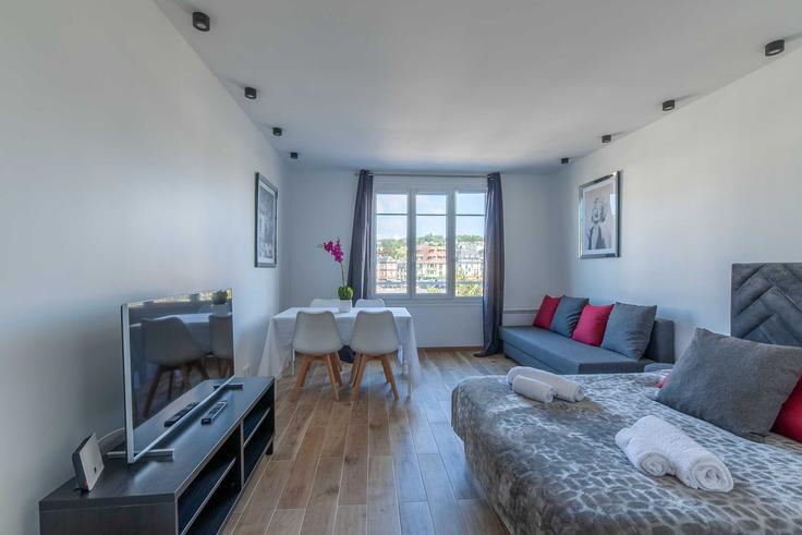 Elegant gestaltetes Wohnzimmer mit moderner Einrichtung in einer Wohnung im Building Quai de la Touques - checkmyguest - 1350399 in Deauville, Deauville