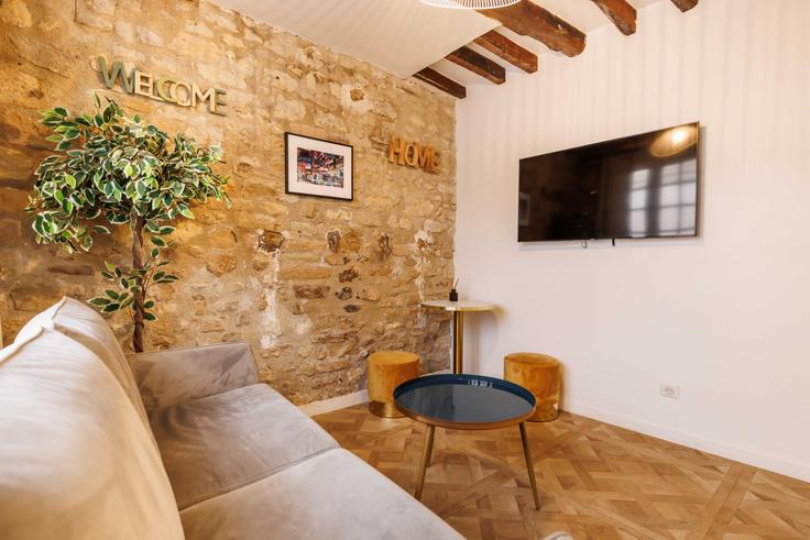 Elegante sala de estar con mobiliario moderno en un apartamento en Building Rue Claude Rodier - checkmyguest - 1350844 en 9th arrondissement, Paris