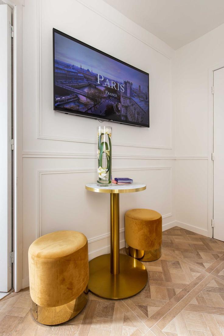 Salle de séjour élégante avec mobilier moderne dans un appartement à Building Rue Claude Rodier - checkmyguest - 1350947 à 9th arrondissement, Paris