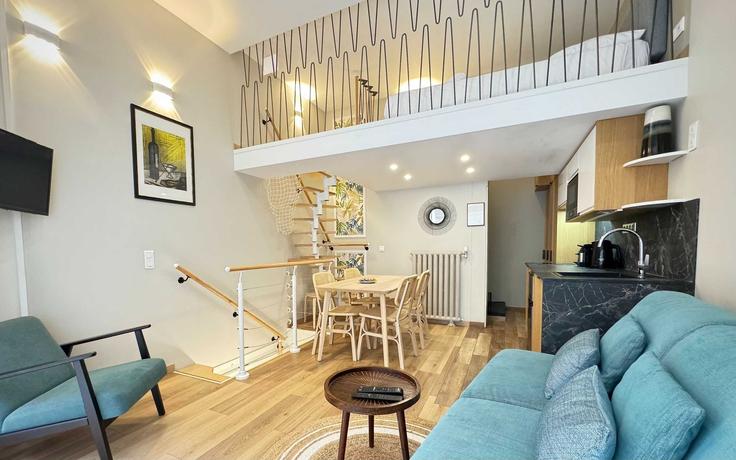 Sala de estar elegantemente projetada com móveis modernos em um apartamento no Building Rue du Général-de-Castelnau - checkmyguest - 1350664 em 15th arrondissement, Paris Sala de estar elegantemente projetada com móveis modernos em um apartamento no Building Rue du Général-de-Castelnau - checkmyguest - 1350664 em 15th arrondissement, Paris