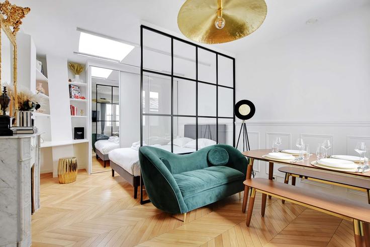 Sala de estar elegantemente projetada com móveis modernos em um apartamento no Building Rue Daru - checkmyguest - 1348143 em 8th arrondissement, Paris