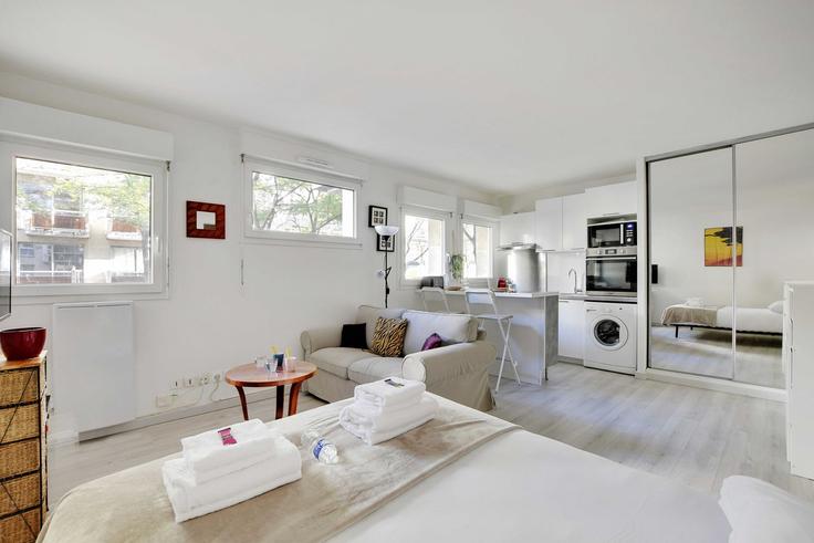 Elegant gestaltetes Wohnzimmer mit moderner Einrichtung in einer Wohnung im Building Avenue Secrétan - checkmyguest - 1348077 in 19th arrondissement, Paris