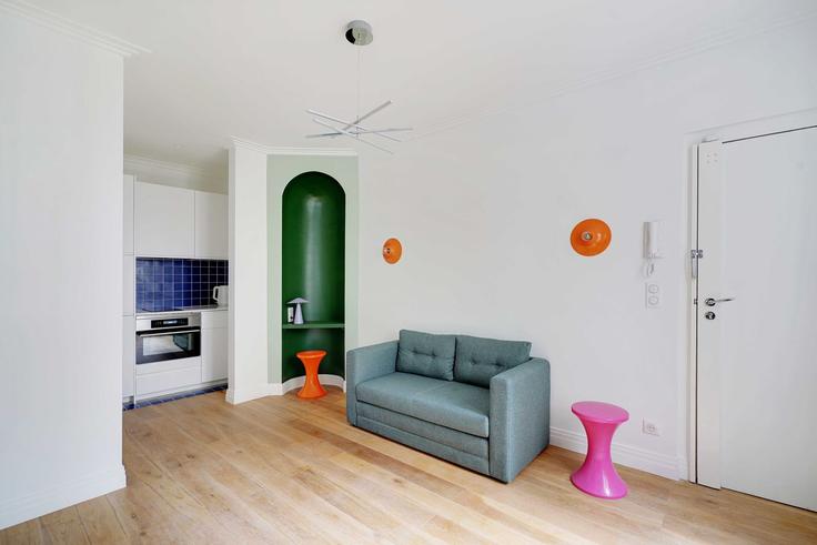 Elegant gestaltetes Wohnzimmer mit moderner Einrichtung in einer Wohnung im Building Rue Bayen - checkmyguest - 1348123 in 17th arrondissement, Paris