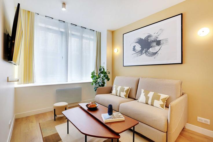 Salle de séjour élégante avec mobilier moderne dans un appartement à Building Rue du Pélican - checkmyguest - 1350991 à 1st arrondissement, Paris