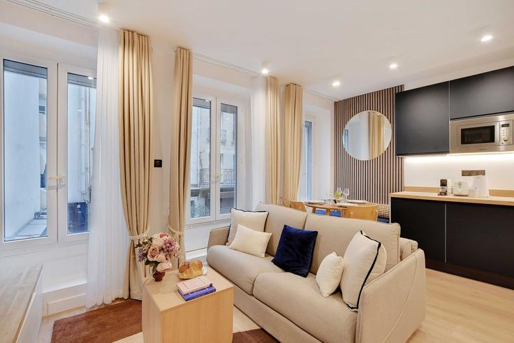 Building Rue du Pélican - checkmyguest - 1350851 adresindeki bir dairede modern mobilyalarla zarif bir şekilde tasarlanmış oturma odası 1st arrondissement, Paris