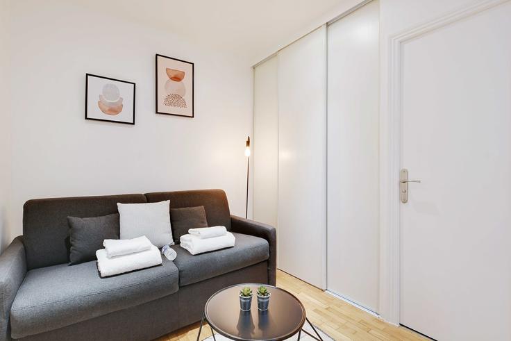 Elegante sala de estar con mobiliario moderno en un apartamento en Building Rue de Charonne - checkmyguest - 1052679 en 11th arrondissement, Paris