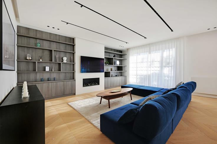 Neuilly-sur-Seine Neuilly-sur-SeineのBuilding Rue Saint-James - checkmyguest - 1052717 - PARのアパートメントにある、モダンな家具を備えたエレガントなデザインのリビングルーム