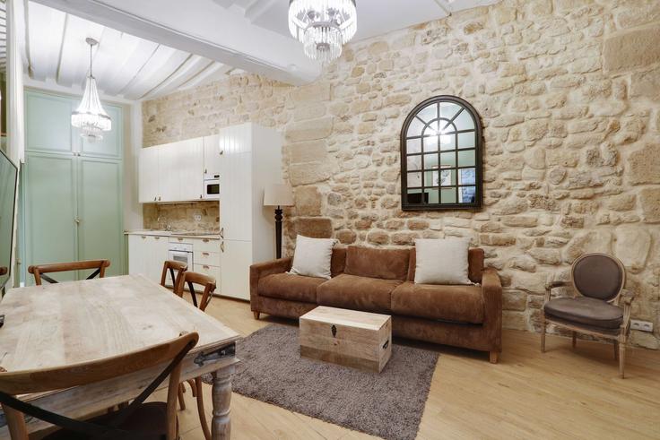 Salle de séjour élégante avec mobilier moderne dans un appartement à Building Rue de l'Arbalète - checkmyguest - 1350777 à 5th arrondissement, Paris