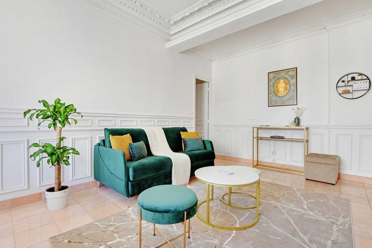 Elegante sala de estar con mobiliario moderno en un apartamento en Building Rue Rambuteau - checkmyguest - 1052505 - PAR en 4th arrondissement, Paris