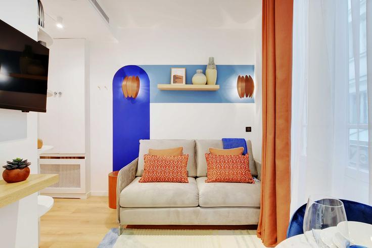 Elegante sala de estar con mobiliario moderno en un apartamento en Building Rue Balzac - checkmyguest - 1348140 en 8th arrondissement, Paris