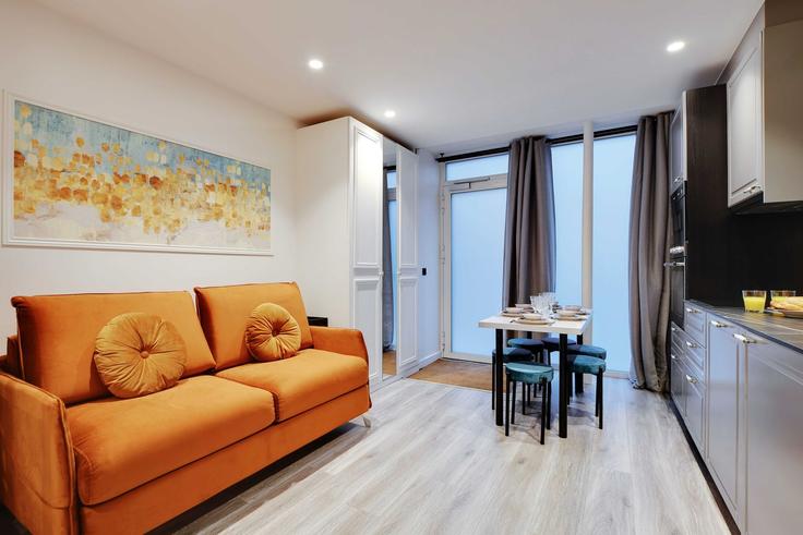 Salle de séjour élégante avec mobilier moderne dans un appartement à Building Rue de Saintonge - checkmyguest - 1350181 à 3rd arrondissement, Paris