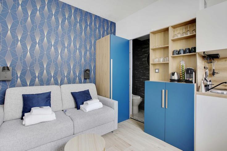 Building Rue de la Rochefoucauld - checkmyguest - 1350790 adresindeki bir dairede modern mobilyalarla zarif bir şekilde tasarlanmış oturma odası Boulogne-Billancourt, Boulogne-Billancourt Building Rue de la Rochefoucauld - checkmyguest - 1350790 adresindeki bir dairede modern mobilyalarla zarif bir şekilde tasarlanmış oturma odası Boulogne-Billancourt, Boulogne-Billancourt