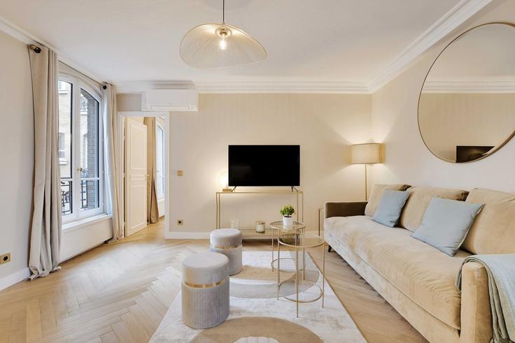 Elegante sala de estar con mobiliario moderno en un apartamento en Building Rue Houdon - checkmyguest - 1350796 en 18th arrondissement, Paris Elegante sala de estar con mobiliario moderno en un apartamento en Building Rue Houdon - checkmyguest - 1350796 en 18th arrondissement, Paris