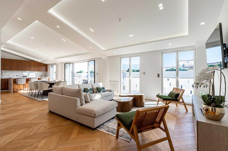 Sala de estar elegantemente projetada com móveis modernos em um apartamento no Building Rue des États-Unis - checkmyguest - 1350666 em Cannes, Cannes