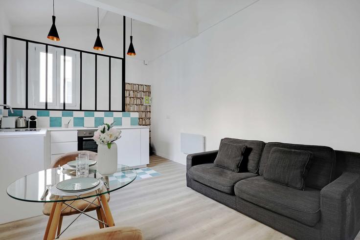 Elegante sala de estar con mobiliario moderno en un apartamento en Building Rue de la Croix Nivert - checkmyguest - 1351053 en 15th arrondissement, Paris