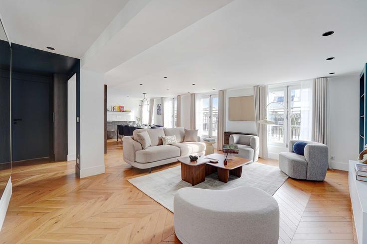 Building Rue du Havre - checkmyguest - 1350436 adresindeki bir dairede modern mobilyalarla zarif bir şekilde tasarlanmış oturma odası 8th arrondissement, Paris