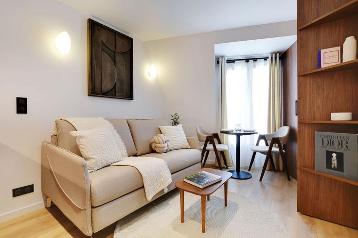 Elegante sala de estar con mobiliario moderno en un apartamento en Building Rue des Mathurins - checkmyguest - 1348041 en 8th arrondissement, Paris